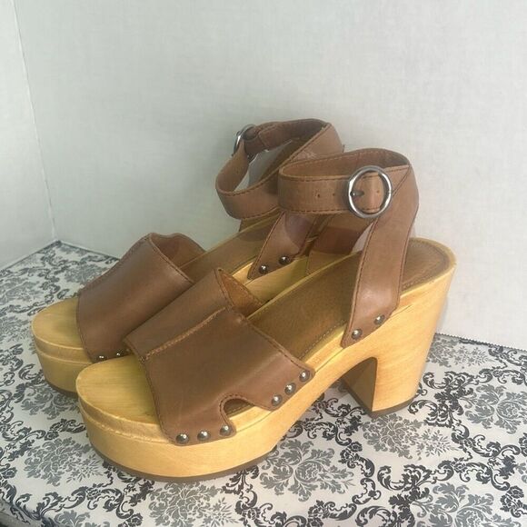 Frye Zelda Tan Studded Sandal Retro Style Leather Buckle Clog